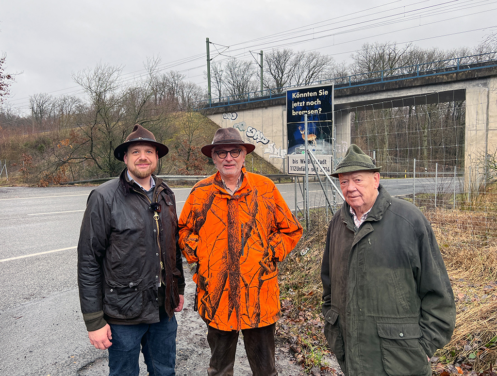 LJV-Pressesprecher Markus Stifter, Andreas Roy und Günter Seher (von links) vor der ICE-Brücke in Höhe von Niedernhausen. Foto: privat