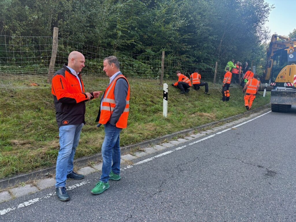 Hessens Landwirtschaftsminister Ingmar Jung (links im Bild) hat gemeinsam mit Peter Hauk MdL (rechts im Bild), dem baden-württembergischen Minister für Ernährung, Ländlichen Raum und Verbraucherschutz, den Zaunbau an der B 45 bei Oberzent besucht. Foto: HMLU