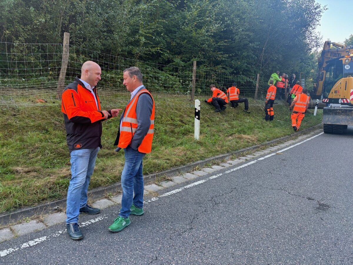 Hessens Landwirtschaftsminister Ingmar Jung (links im Bild) hat gemeinsam mit Peter Hauk MdL (rechts im Bild), dem baden-württembergischen Minister für Ernährung, Ländlichen Raum und Verbraucherschutz, den Zaunbau an der B 45 bei Oberzent besucht. Foto: HMLU