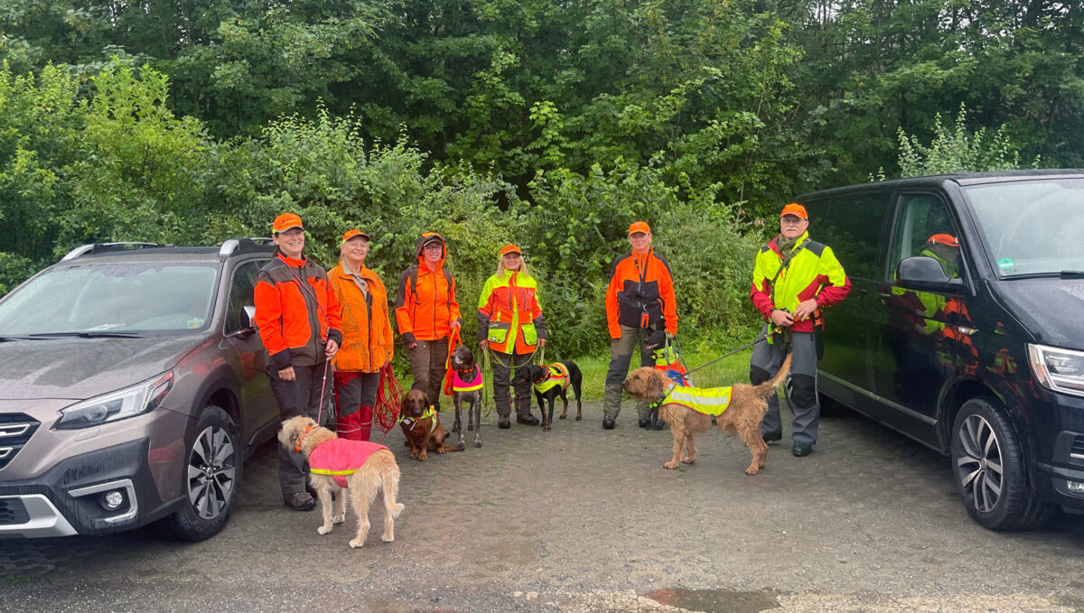 Kadaversuchhund-Gespanne aus der Gruppe von Barbara Schäfer vor einem Einsatz im südhessischen Landkreis Groß-Gerau. Foto: privat