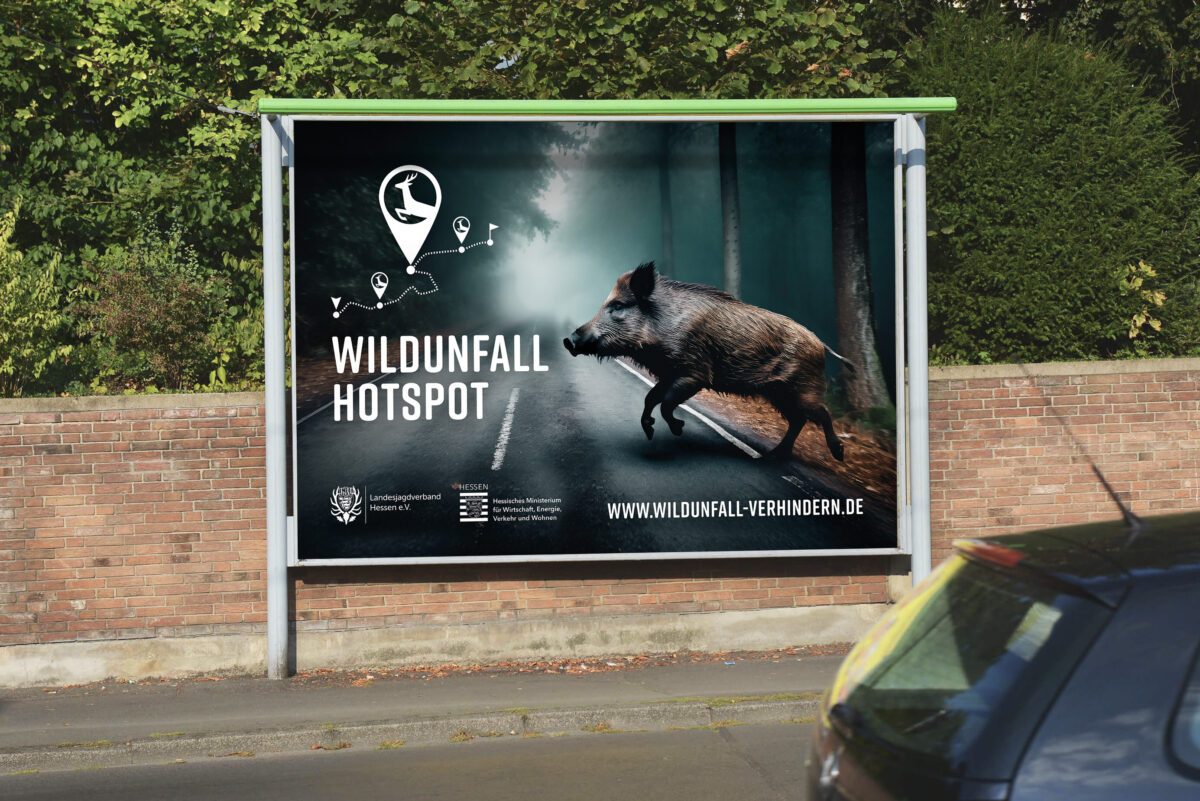 Mit zwei einprägsamen Plakatmotiven informieren das Hessische Verkehrsministerium und der Landesjagdverband Hessen zur Wildunfallgefahr im Herbst.