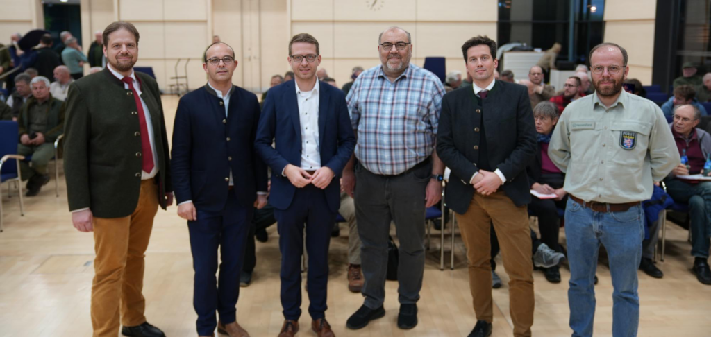 ASP-Informationsveranstaltung im Kreishaus Darmstadt-Dieburg (von links): LJV-Pressesprecher Markus Stifter, Erster Kreisbeigeordneter Lutz Köhler, Staatssekretär Michael Ruhl (HMLU), Dr. Thomas Fischbar (Leiter des Bereichs Natur- und Umweltschutz beim Landkreis Darmstadt-Dieburg), Dr. Roman Koster (Leiter ASP-Führungsstab im HMLU, Justus Kallmeyer (HessenForst), Foto: Noel Daut