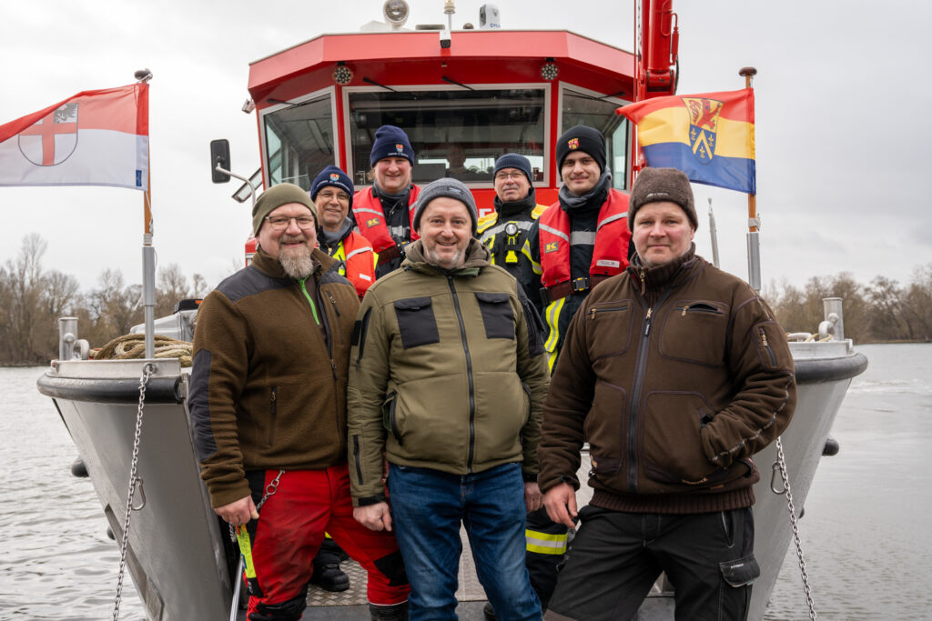 Die Jägerschaft unterstützt das Veterinäramt und die Gefahrenabwehrabteilung des Rheingau-Taunus-Kreises bei der Bergung von Schwarzwildkadavern wie hier von der Rheininsel Mariannenaue. Foto: Markus Stifter