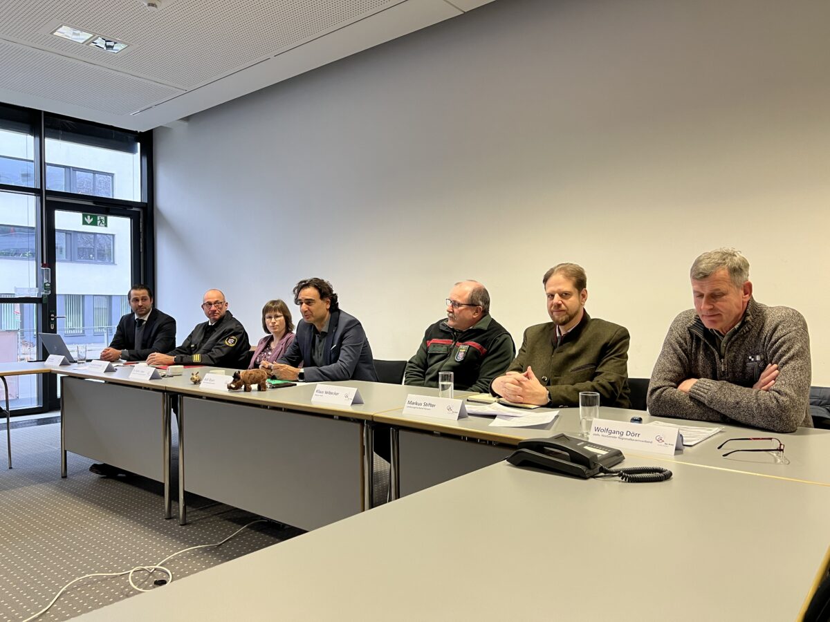 Auf der Pressekonferenz am 20. Januar 2025 zur Afrikanischen Schweinepest im Kreis Groß-Gerau informierten (von links): Sven Dude, Friedrich Schmidt, Dr. Katrin Stein, Adil Oyan, Klaus Vel-becker, Markus Stifter und Wolfgang Dörr. Foto: Kreisverwaltung Groß-Gerau