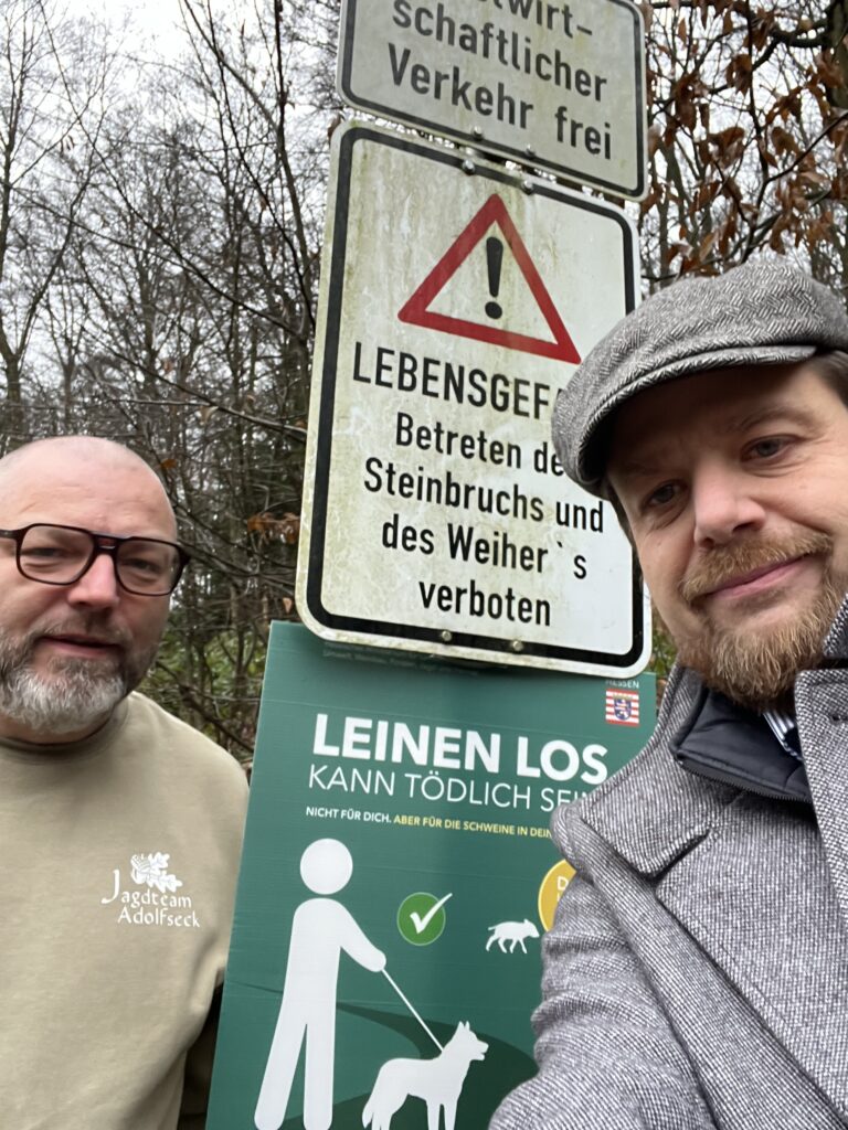 Von links: Thomas Kaltwasser, Vorsitzender des Jagdvereins Untertaunus und Markus Stifter, Vorsitzender des Jagdvereins Rheingau, bei der Anbringung des ersten Plakates mit dem Motiv „Leinen los kann tödlich sein“ des HMLU in Schlangenbad. 