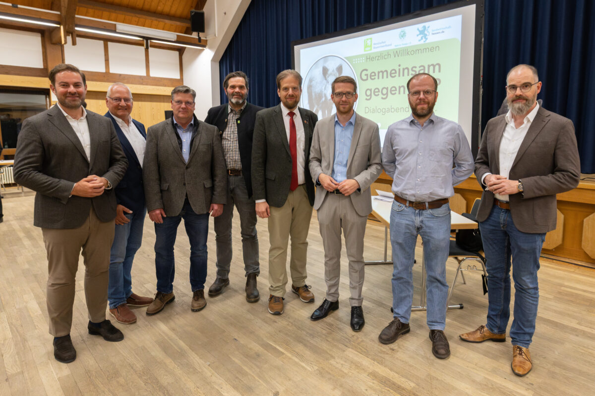 (von links): Landrat Sandro Zehner, Rüdiger Wolf, Erster Beigeordneter der Gemeinde Kiedrich, Thomas Kunz, Vorsitzender des Kreisbauernverbandes Rheingau-Taunus, Olaf Pulch, stv. Vorsitzender Kreisbauernverband, Markus Stifter, 1. Vorsitzender des Jagdvereins Rheingau e. V., Staatssekretär Michael Ruhl (HMLU) und Justus Kallmeyer, operativer Leiter des ASP-Führungsstabs, sowie Volker Höhler, Leiter der Obersten Jagdbehörde. Bildquelle: HMLU