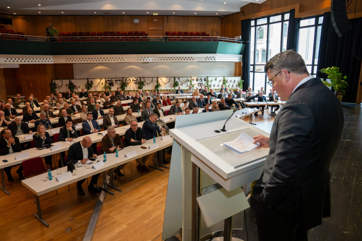 Schulterschluss mit der hessischen Jägerschaft und hohe Auszeichnung für LJV-Präsident Prof. Dr. Jürgen Ellenberger
