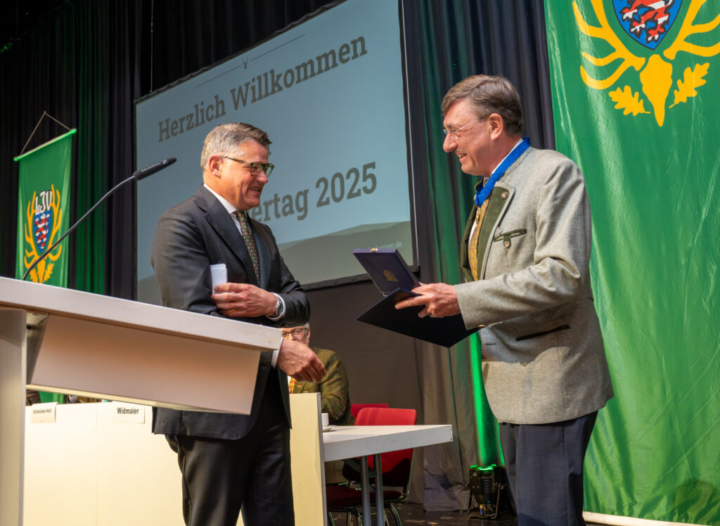 Ministerpräsident Boris Rhein (links) verlieh den Hesssischen Verdienstordner an Prof. Dr. Jürgen Ellenberger. Foto: Markus Stifter