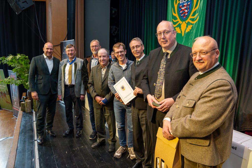 Die Vertreter der Hegegemeinschaft Reichelsheim freuten sich über die hohe Auszeichnung des Landesjagdverbandes Hessen. Foto: Markus Stifter