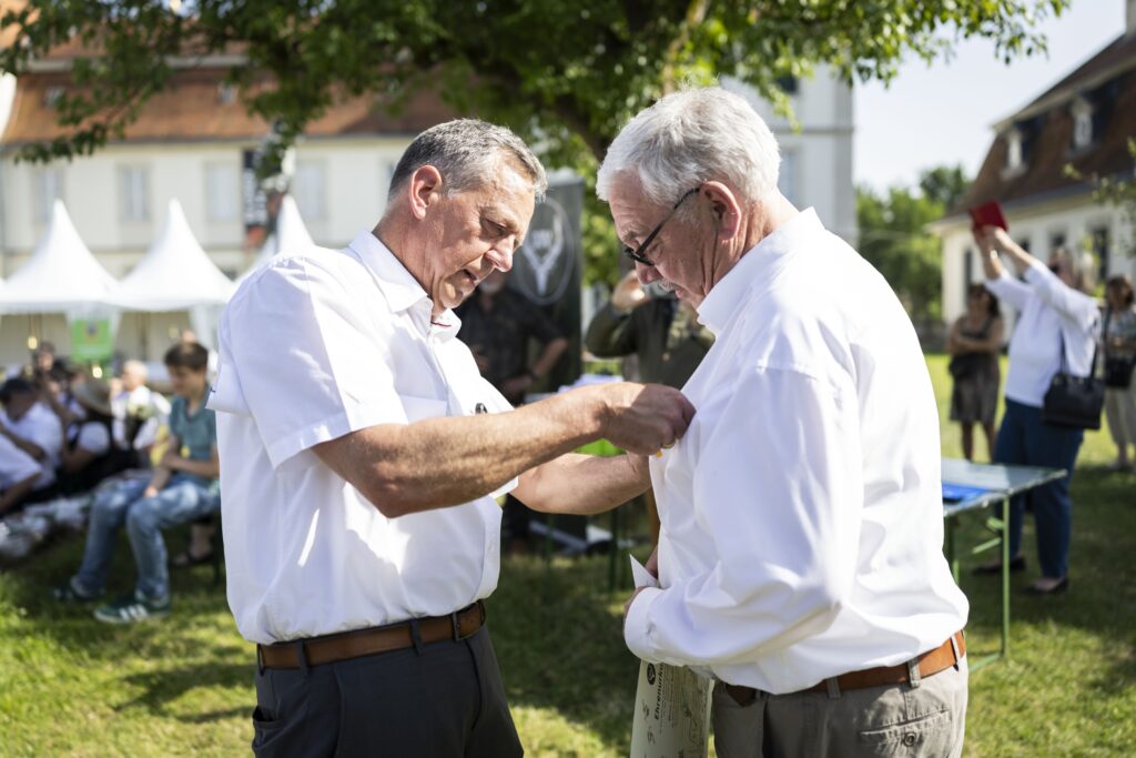 Bundes- und Landesbläserobmann Jürgen Keller (rechts im Bild) wurde von DJV-Präsident Helmut Dammann-Tamke die Ehrung DJV-Gold überreicht.