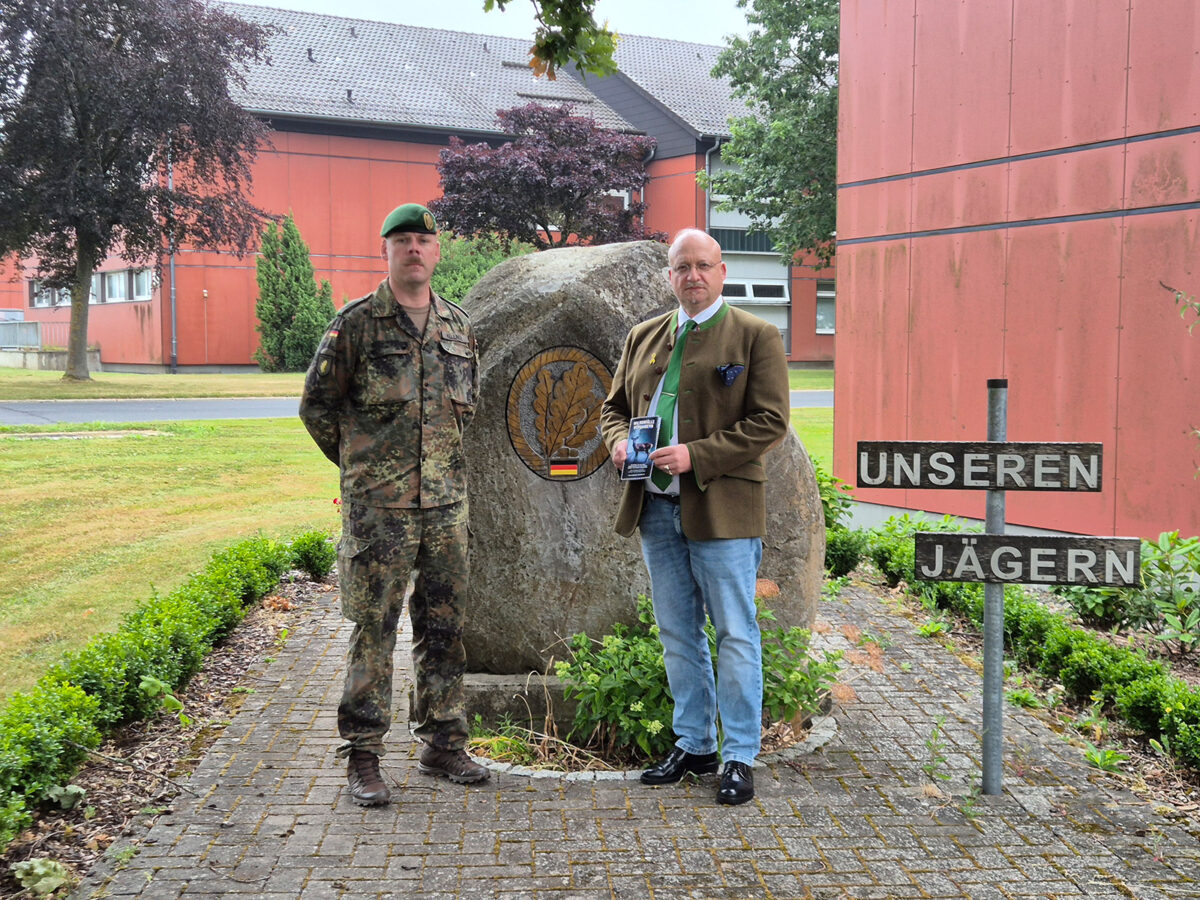 Oberleutnant Kellner und LJV-Geschäftsführer Michel anlässlich der Übergabe der Broschüre. Foto: Bundeswehr, SM Hinze.