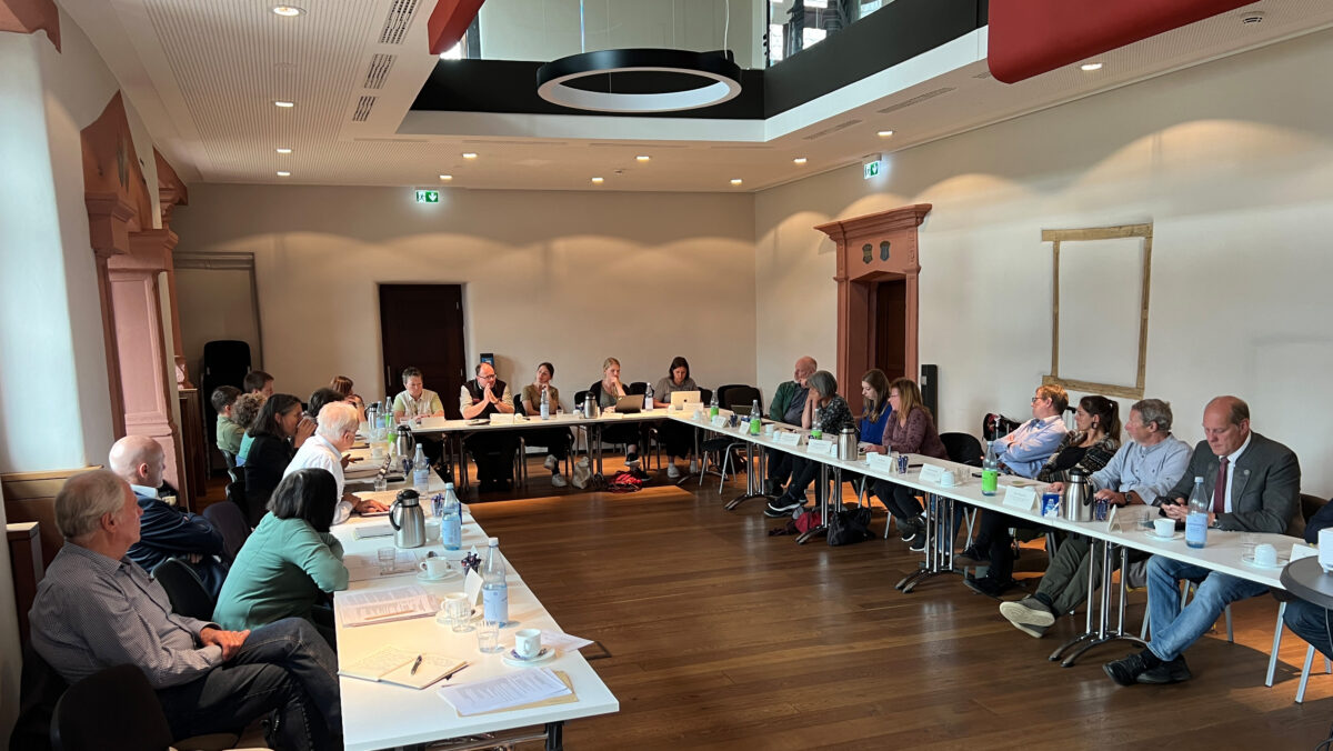 Bei der konstituierenden Sitzung der projektbegleitenden Arbeitsgruppe im Sommer 2024 wurde u. a. über die noch einzurichtenden Arbeitskreise zu den Themen Tourismus, Waldnutzung und Wildtiermanagement diskutiert. Die Jägerschaft hat nun eine Absage erteilt und wird am Arbeitskreis „Wildtiermanagement“ nicht mitwirken, da für die Region kein naturschutzfachlicher und damit ökologischer Mehrwert erkennbar ist und zudem alle Fragen zum Thema „Wild und Jagd“ in Jagdgesetzen und Verordnungen geregelt sind. Archivfoto: Markus Stifter