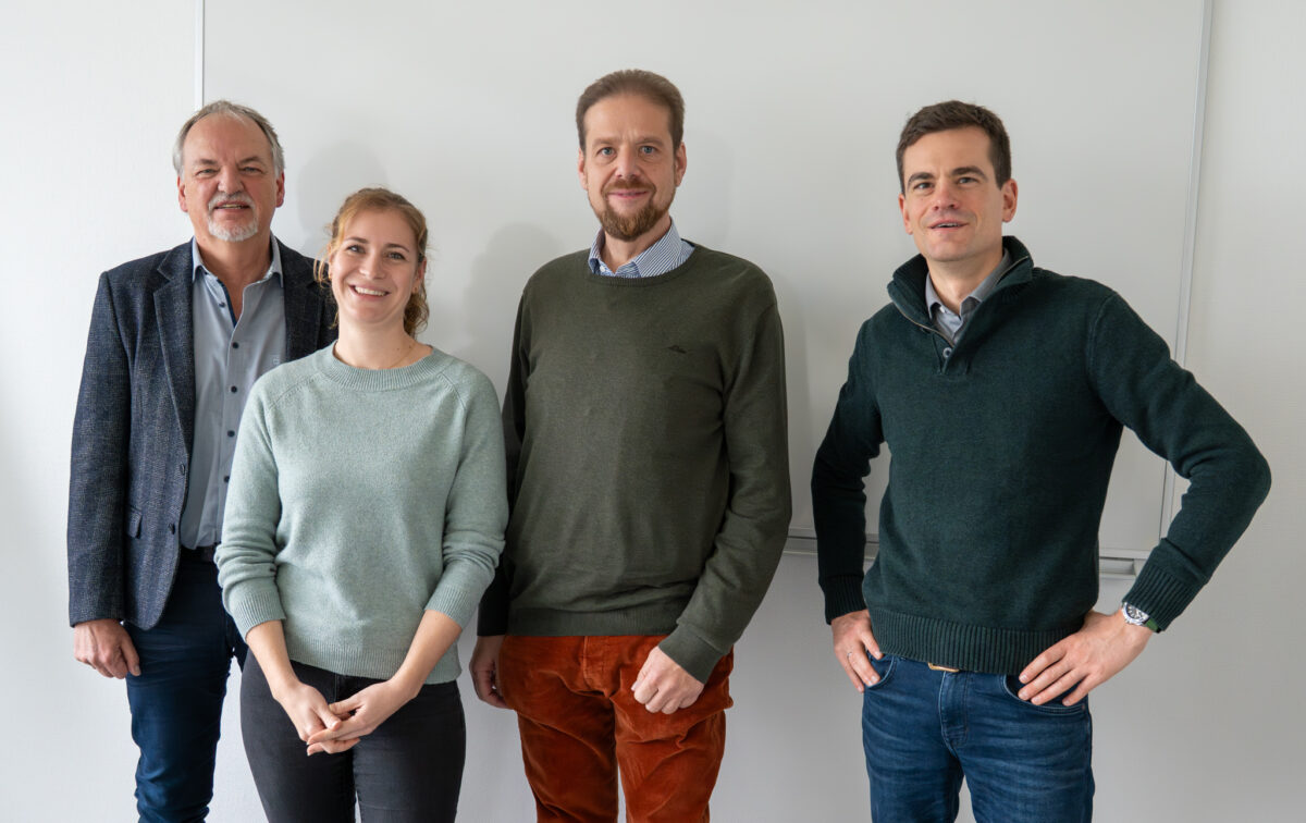 Von links: Wolfgang Herda (ADAC Hessen-Thüringen), Maike Willeitner (Pressereferentin ADAC), LJV-Pressesprecher Markus Stifter und Oliver Reidegeld (Pressesprecher ADAC Hessen-Thüringen) möchten das Thema „Wildunfallprävention“ auch in der Zukunft weiter in die Öffentlichkeit rücken. Foto: Lukas Berkel/ADAC
