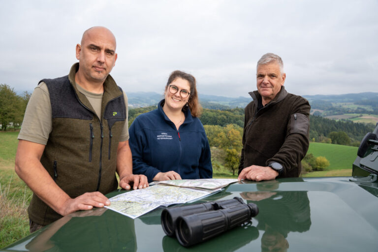 Michael Denger (Hegegemeinschaft Birkenau), Deborah Schobrick (Amtliche Tierärztin Veterinäramt Kreis Bergstraße) und Prof. Joachim Kilian (1. Vorsitzender der Jagdklubs St. Hubertus Bergstraße)