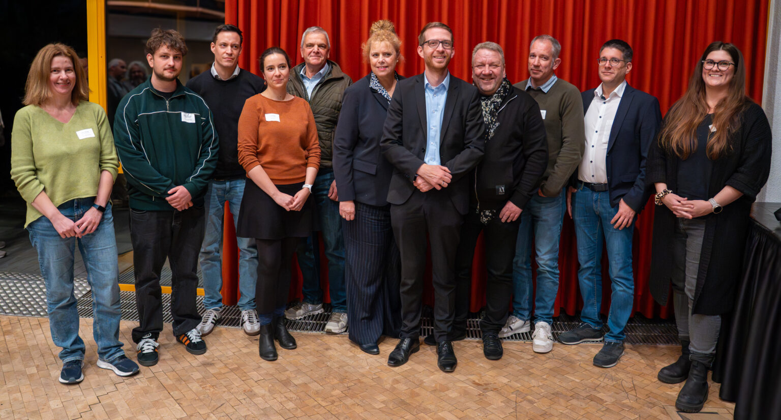 Sabine Wenkel (stellv. AL UJB), Aron Brackmann (Sachbearbeitung UJB), Simon Menden (AL Ländlicher Raum), Linda Pfaller (Amtliche Tierärztin), Prof. Joachim Kilian (1. Vorsitzender Jagdklub St. Hubertus Bergstraße), Alexandra Radies (AL UJB), Staatssekretär Michael Ruhl (HMLU), Matthias Schimpf (Hauptamtlicher Kreisbeigeordneter), Dr. Thomas Faßbender (AL Veterinäramt), Olaf Streubig (Pressesprecher HMLU) und Deborah Schobrick (Amtliche Tierärztin)