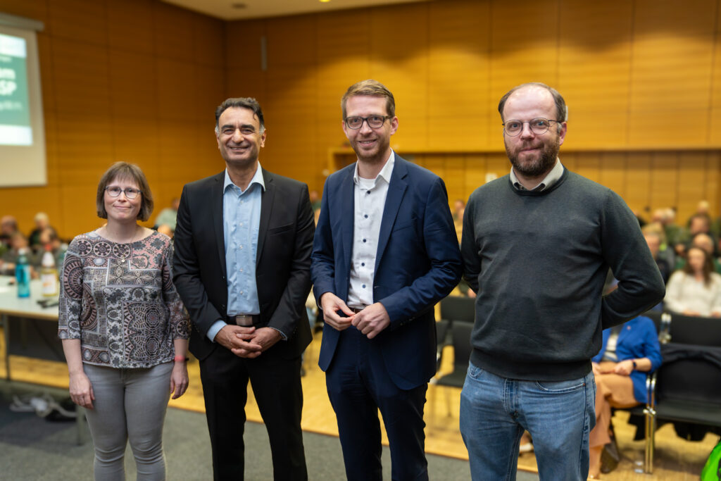 ASP-Dialogveranstaltung im Kreishaus Groß-Gerau. Von links: Dr. Katrin Stein (Amtsveterinärin Kreis GG), Adil Oyan (Erster Kreisbeigeordneter), Staatssekretär Michael Ruhl (HMLU) und Justus Kallmeyer (operativer Leiter des ASP-Führungsstabs im HMLU). Foto: Markus Stifter