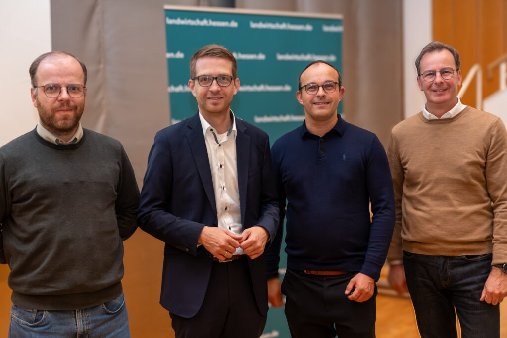 Von links: Justus Kallmeyer (operativer Leiter ASP-Führungsstab), Staatssekretär Michael Ruhl (Leiter ASP-Führungsstab), Lutz Köhler (Erster Kreisbeigeordneter des Landkreises Darmstadt-Dieburg und Alexander Böhn (Kreisbeigeordneter Kreis Offenbach). Foto: Markus Stifter