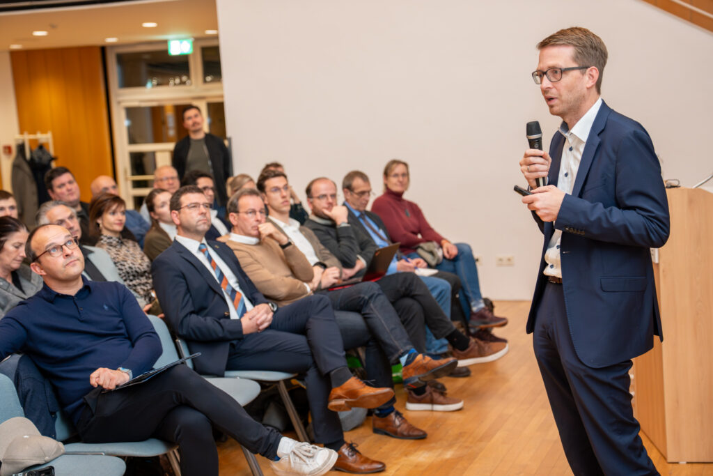 Staatssekretär Michael Ruhl (rechts im Bild) appellierte an die Jägerinnen und Jäger weiter so intensiv das Schwarzwild zu bejagen, um die Seuche so schnell wie möglich tilgen zu können. Foto: Markus Stifter