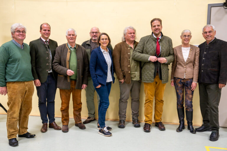Max Ulrich Aschhoff (2. Vorsitzender), Dr. Philipp Kanzow (Schriftführer), Rainer Stelzner (Ehrenvorsitzender), Jörg Unger (Schatzmeister), Dr. Astrid Schulze (Amtsveterinärin), Bernd Eichstädt (1. Vorsitzender), Markus Stifter (LJV-Pressesprecher), Käthe Engler (stv. Schriftführerin) und Manfred Zindel (stv. Schatzmeister)