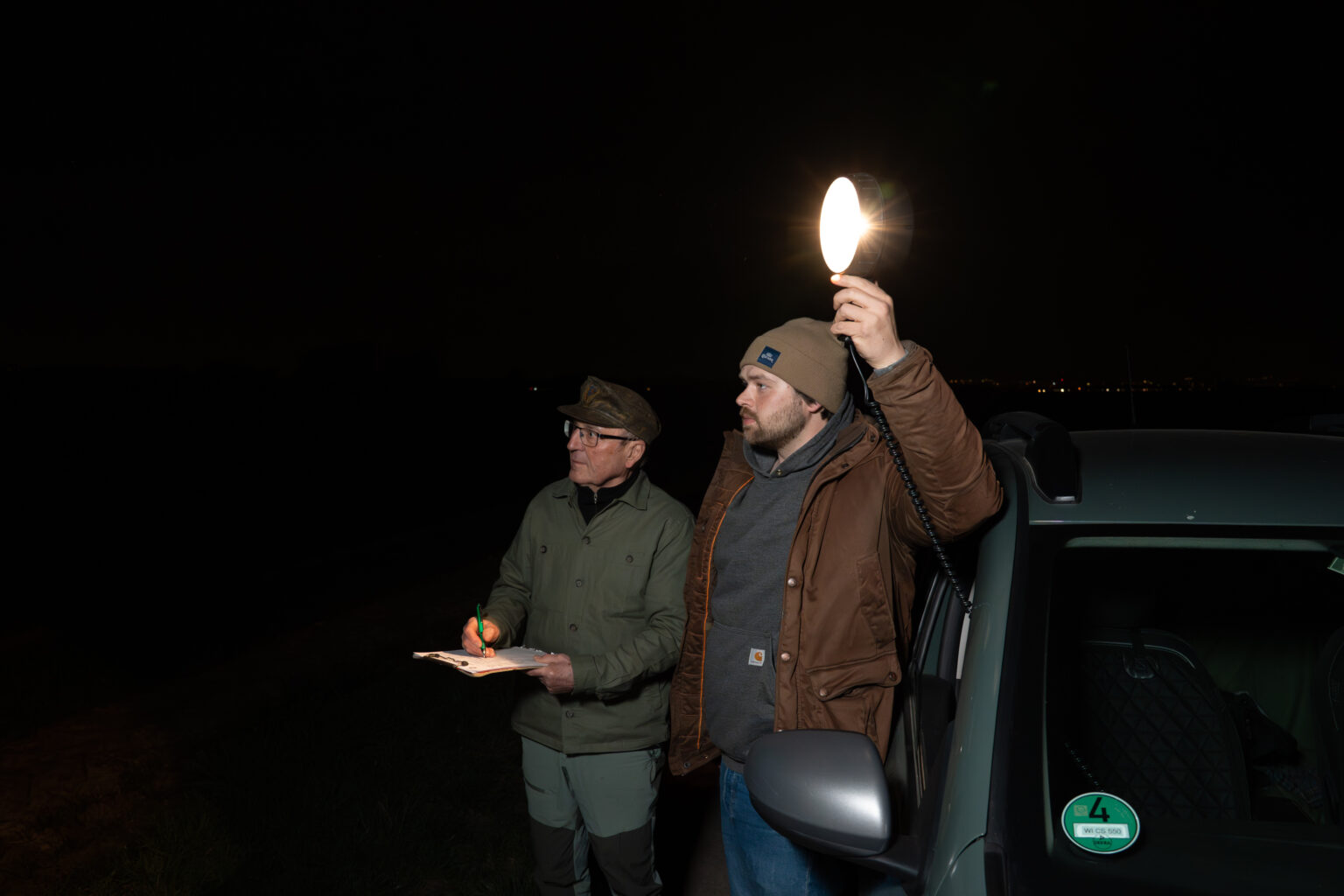 Bild Feldhasentaxation mit Suchscheinwerfer im Frühjahr.