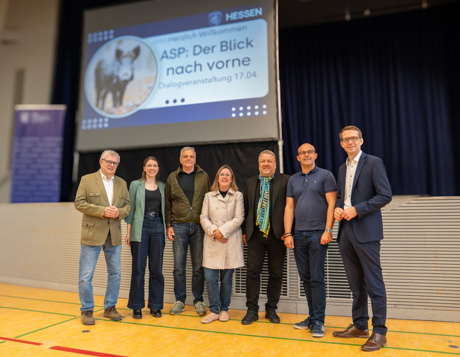 Bild Bernd Widmaier (Vorstandsmitglied Landesjagdverband Hessen e. V.), Anne-Kathrin Sieg (operative Leiterin des ASP-Führungsstabs), Prof. Joachim Kilian (1. Vorsitzender Jagdklub St. Hubertus Bergstraße), Ina Dürr, MdL (CDU), Matthias Schimpf (Erster Kreisbeigeordneter Kreis Bergstraße), Lutz Köhler (Erster Kreisbeigeordneter Kreis Darmstadt-Dieburg) und Michael Ruhl (Staatssekretär und Leiter des ASP-Führungsstabs im HMLU).