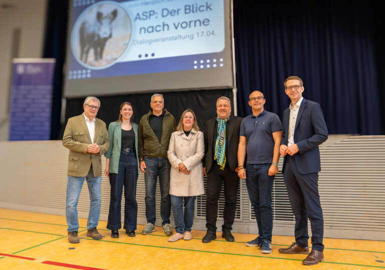 Bild Von links: Bernd Widmaier (LJV-Vorstandsmitglied), Dr. Anne-Kathrin Sieg (operative Leiterin ASP-Führungsstab im HMLU), Prof. Joachim Kilian (Jagdklub St. Hubertus Bergstraße), Ina Dürr, MdL, Matthias Schimpf (Kreisbeigeordneter Kreis Bergstraße), Lutz Köhler (Erster Kreisbeigeordneter Kreis Darmstadt-Dieburg) und Staatssekretär Michael Ruhl (Leiter des ASP-Führungsstabs im HMLU). Foto: Markus Stifter