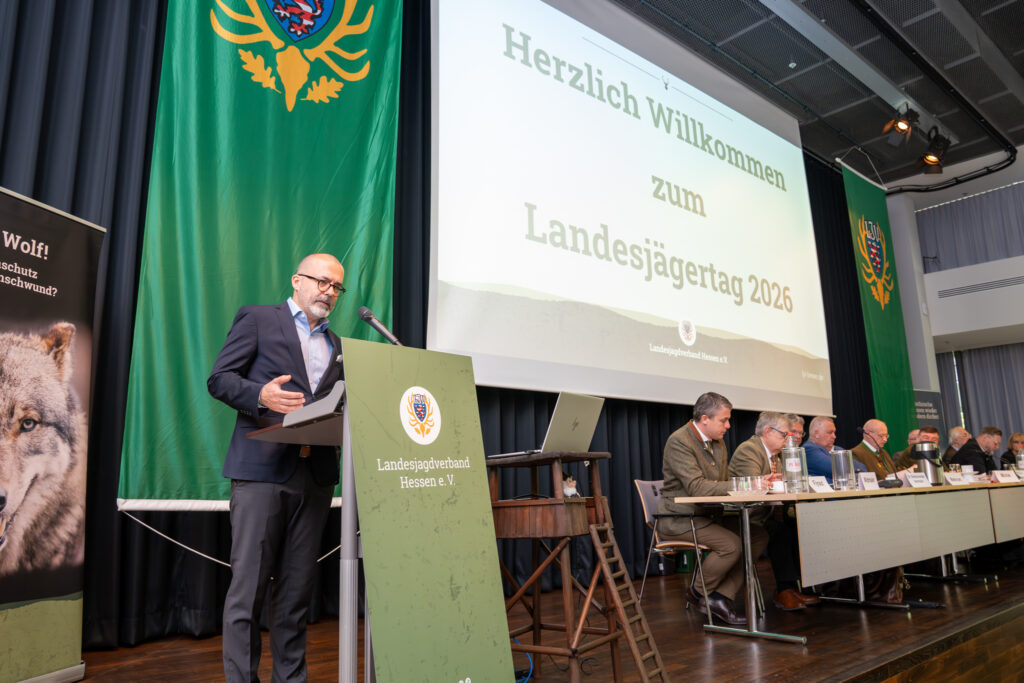 Staatssekretär Daniel Köfer aus dem HMLU lobte in seinem Grußwort das hohe Engagement der hessischen Jägerinnnen und Jäger.