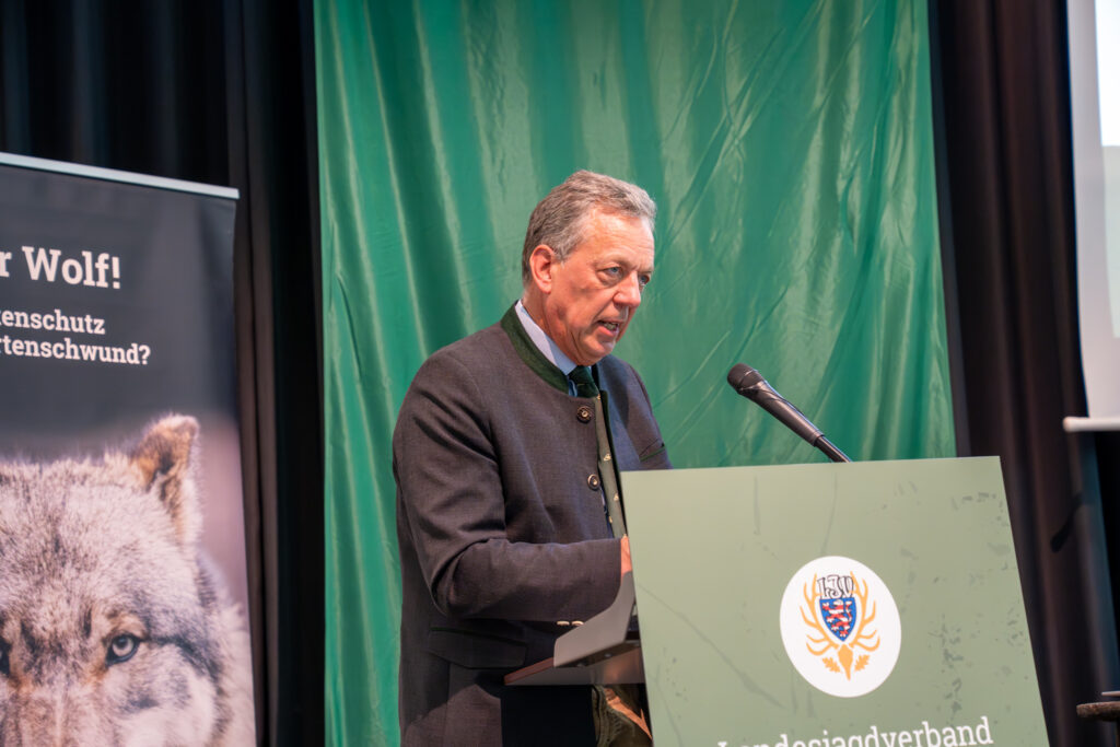 DJV-Präsident Helmut Dammann-Tamke sprach ebenfalls zu den hessischen Jägerinnen und Jägern und hob bundesweite Themen wie den Wolf oder das Waffenrecht in seinem Grußwort hervor.
