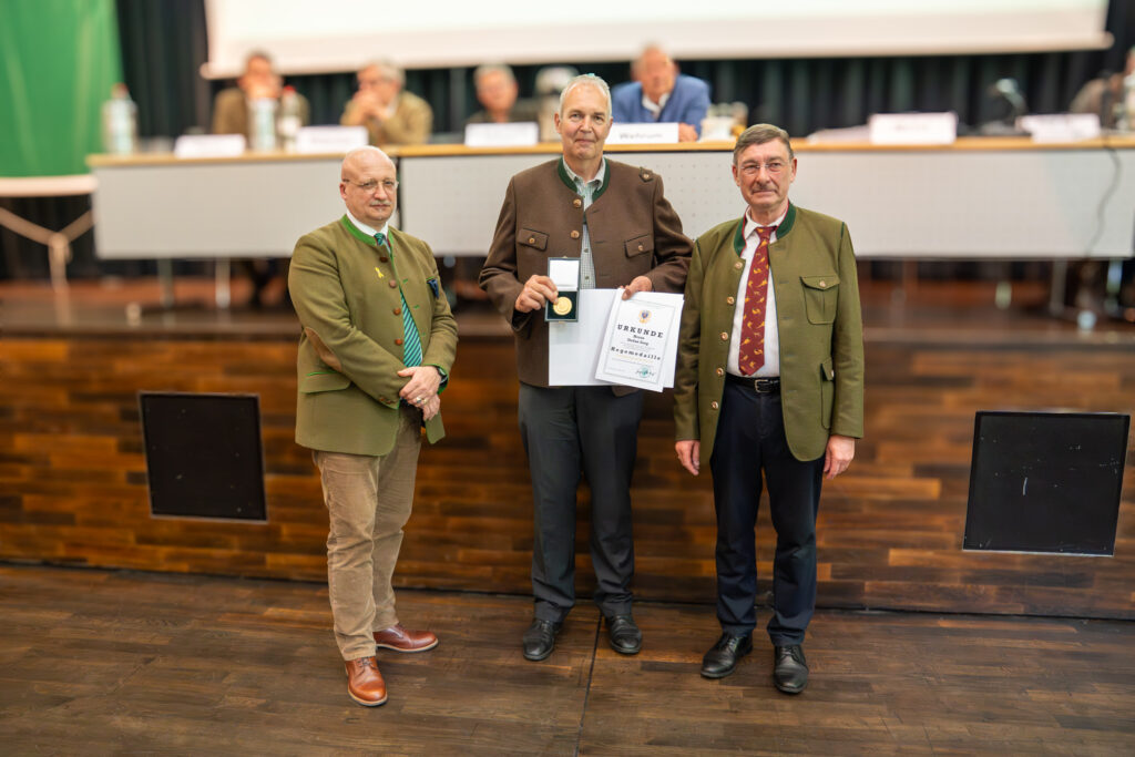 Rainer Paulus vom Jäger- und Schützenverein Edertal freute sich ebenfalls über die hohe Auszeichnung mit der Hegemedaille in der Sonderstufe Gold.