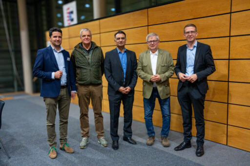 Von links: Dr. Gabriel Greif (ASP-Führungsstab im HMLU), Prof. Joachim Kilian (Vorstandsmitglied des Landesjagdverbandes Hessen), Adil Oyan (Erster Kreisbeigeordneter des Kreises Groß-Gerau), Bernd Widmaier (Vorstandsmitglied des Landesjagdverbandes Hessen) und Staatssekretär Michael Ruhl (Leiter des ASP-Führungsstabs im HMLU) bei der ASP-Dialogveranstaltung in Groß-Gerau.