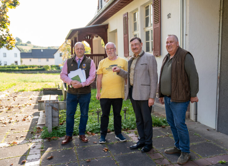 Freudiger Anlass und wichtiger Meilenstein für die Zukunft des LJV Hessen: Bei der offiziellen Schlüsselübergabe vor der neuen Geschäftsstelle in Wetzlar-Blasbach überreichte ein Vertreter der Kirchengemeinde Blasbach die Schlüssel an LJV-Präsident Prof. Dr. Jürgen Ellenberger (2. v. r.). Mit dabei waren LJV-Geschäftsführer Alexander Michel (links) und LJV-Schatzmeister Christof Wehrum (rechts).